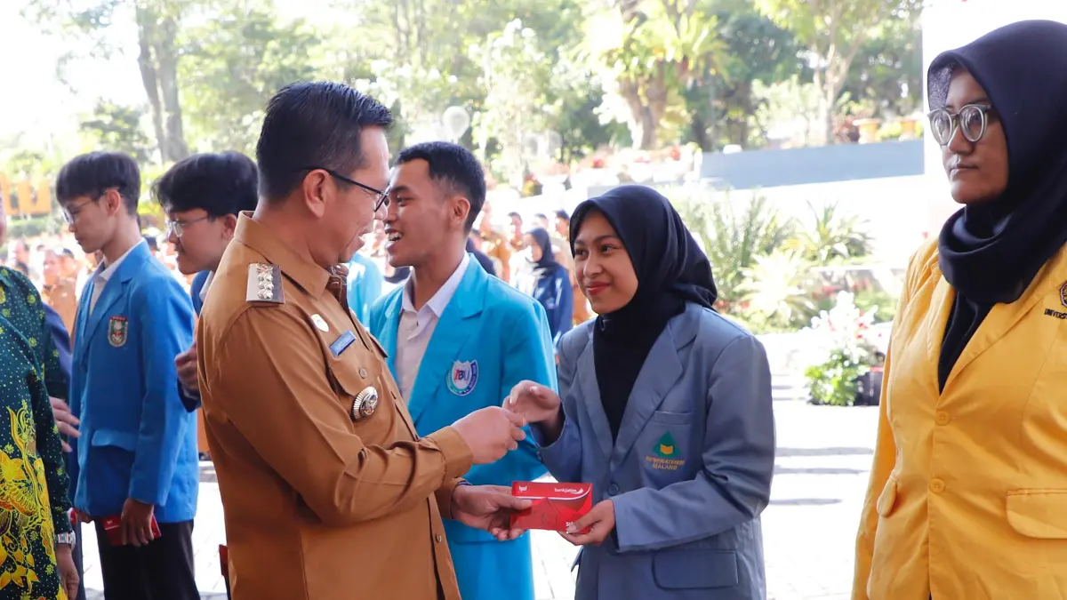 BERI APRESIASI: Wali Kota Batu Nurochman menyerahkan secara simbolis bantuan beasiswa Seribu Sarjana di Balai Kota Among Tani Batu beberapa waktu lalu.