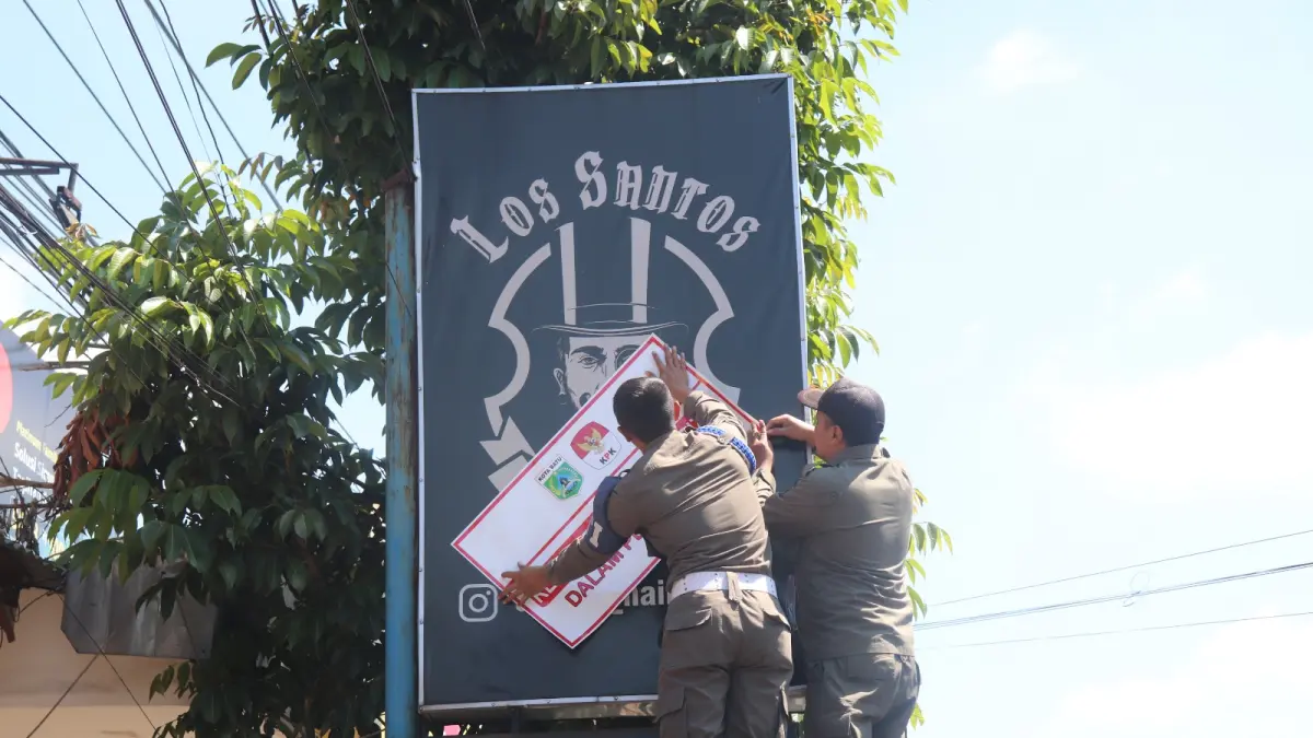 BERTUGAS: Kendaraan milik Satpol PP yang bertugas di kawasan Alun-Alun Kota Wisata terparkir saat operasi gabungan beberapa waktu lalu.