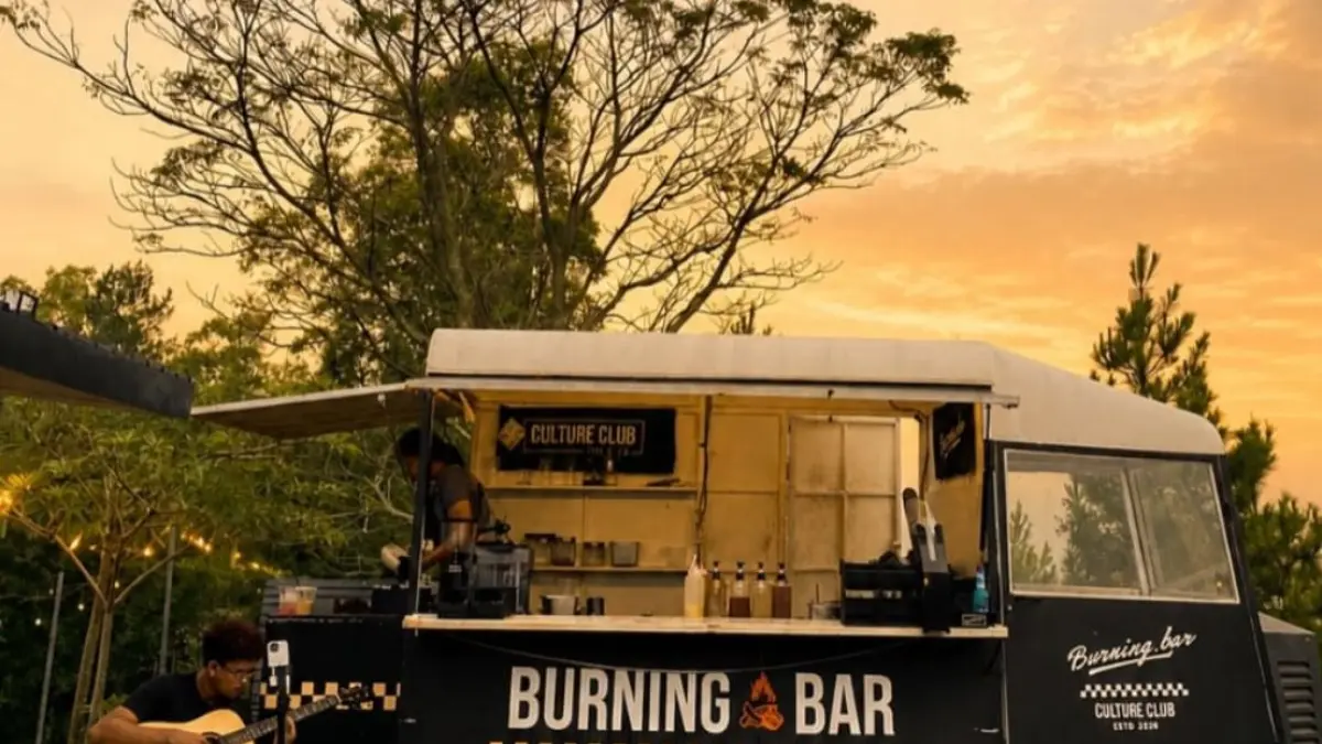 Burning Bar, kafe dengan panorama pegunungan yang menjadi incaran pengunjung untuk menikmati suasana matahari  terbenam di Kota Batu (Instagram @masvidp)