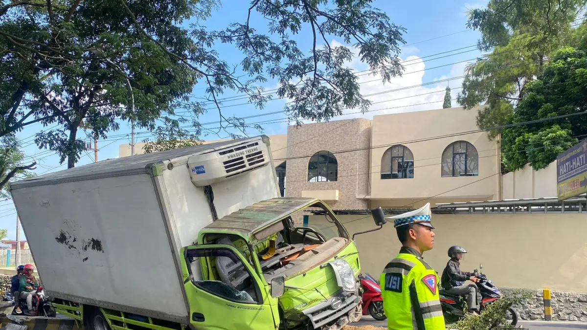 Kondisi truk pengangkut sosis menabrak median jalan, Jumat (8/5). (Rori Dinanda Bestari/Radar Malang)