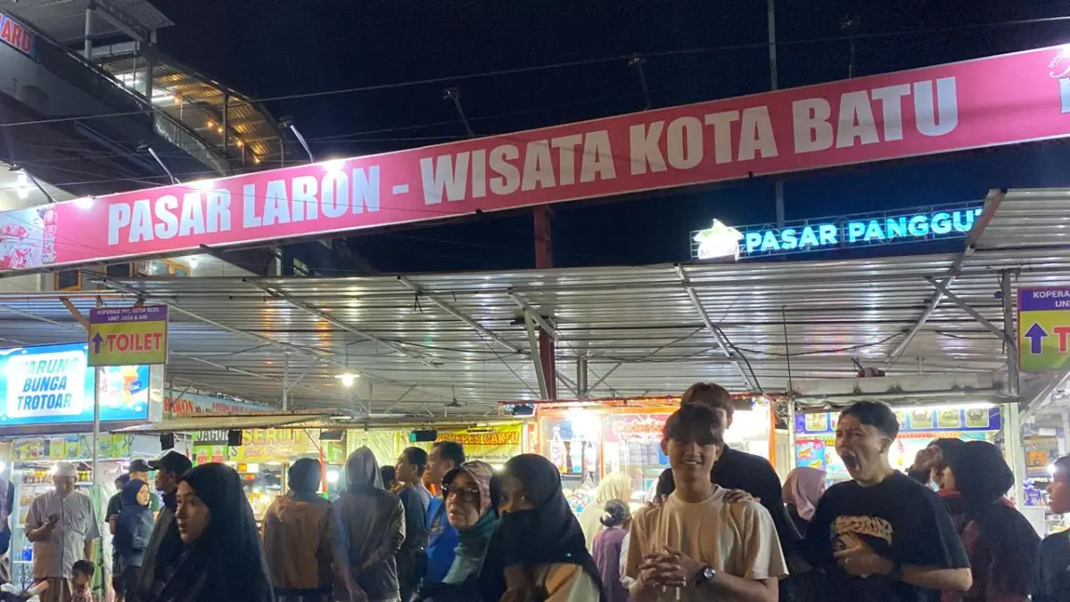 Pengunjung memadati area Pasar Laron. (Rori Dinanda Bestari/Radar Malang)