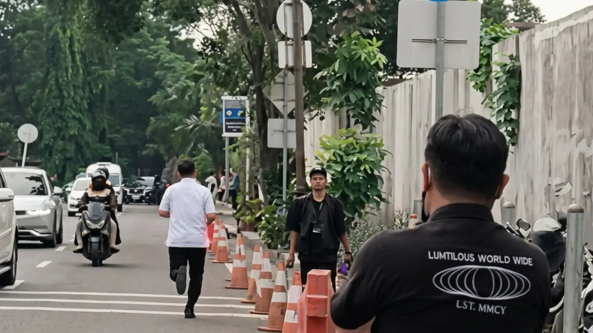 AHMAD DEDI (BAJU PUTIH): Lari Hindari Wartawan usai Diperiksa KPK sebagai Saksi Kasus Korupsi Importasi PT Blueray. (Sumber: Istimewa)