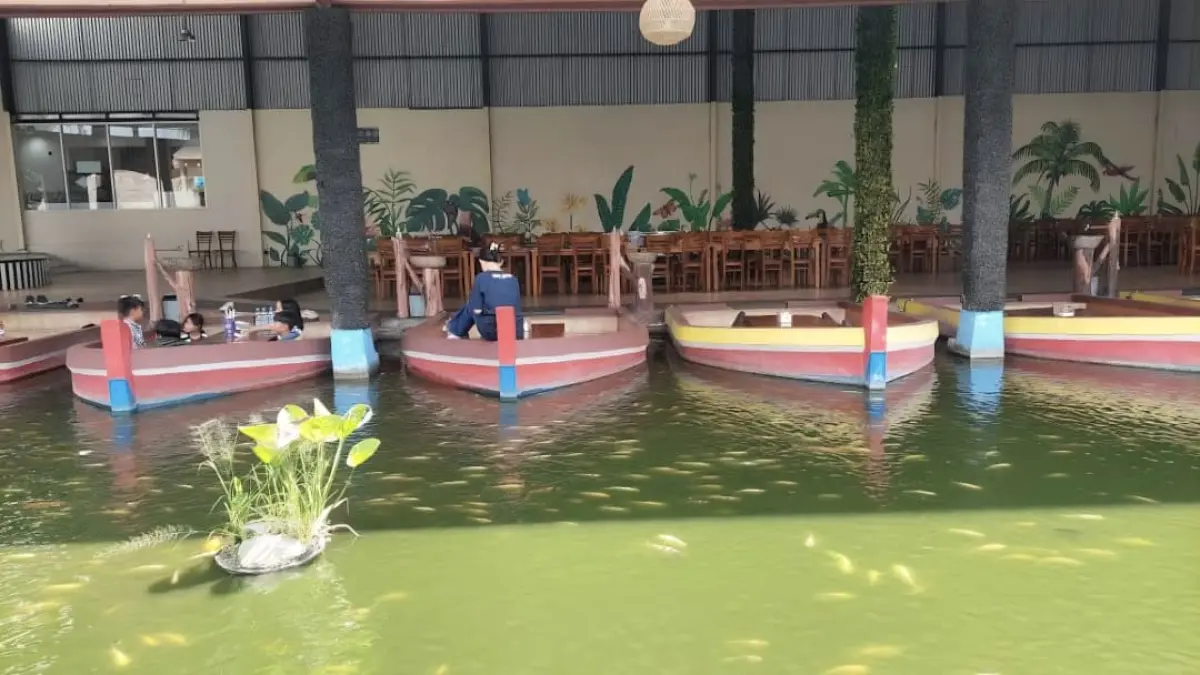 Area lesehan Gubug Mang Engking Batu yang berbentuk perahu. (Google Maps: pineapple house)