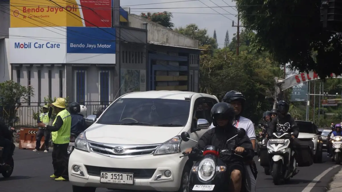 CAPAIAN TINGGI: Sejumlah kendaraan melintas di kawasan Jalan Bukit Berbunga, Kecamatan Bumiaji beberapa hari lalu.
