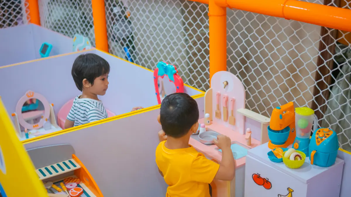 CERIA: Anak-anak sedang bermain di dalam ruangan. (Pexels)