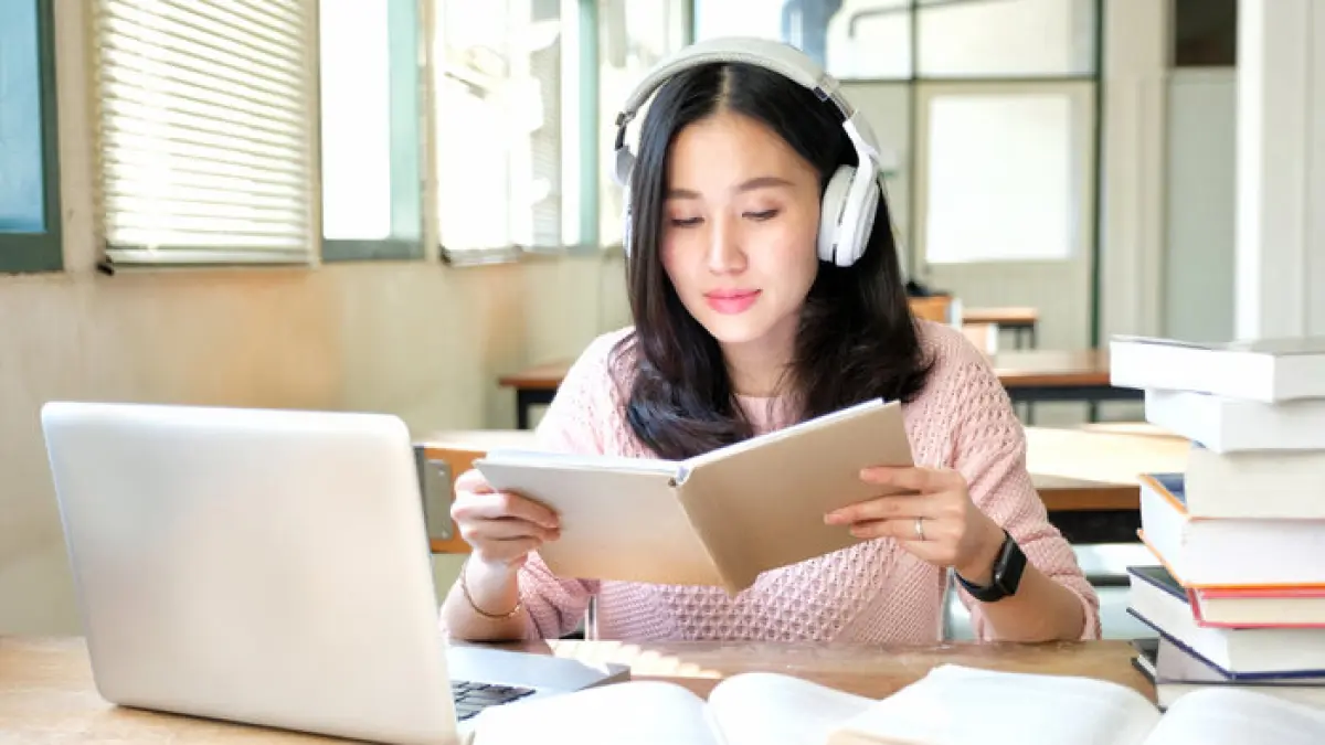 Ilustrasi belajar sambil mendengarkan musik (Sumber: CUA Tower)