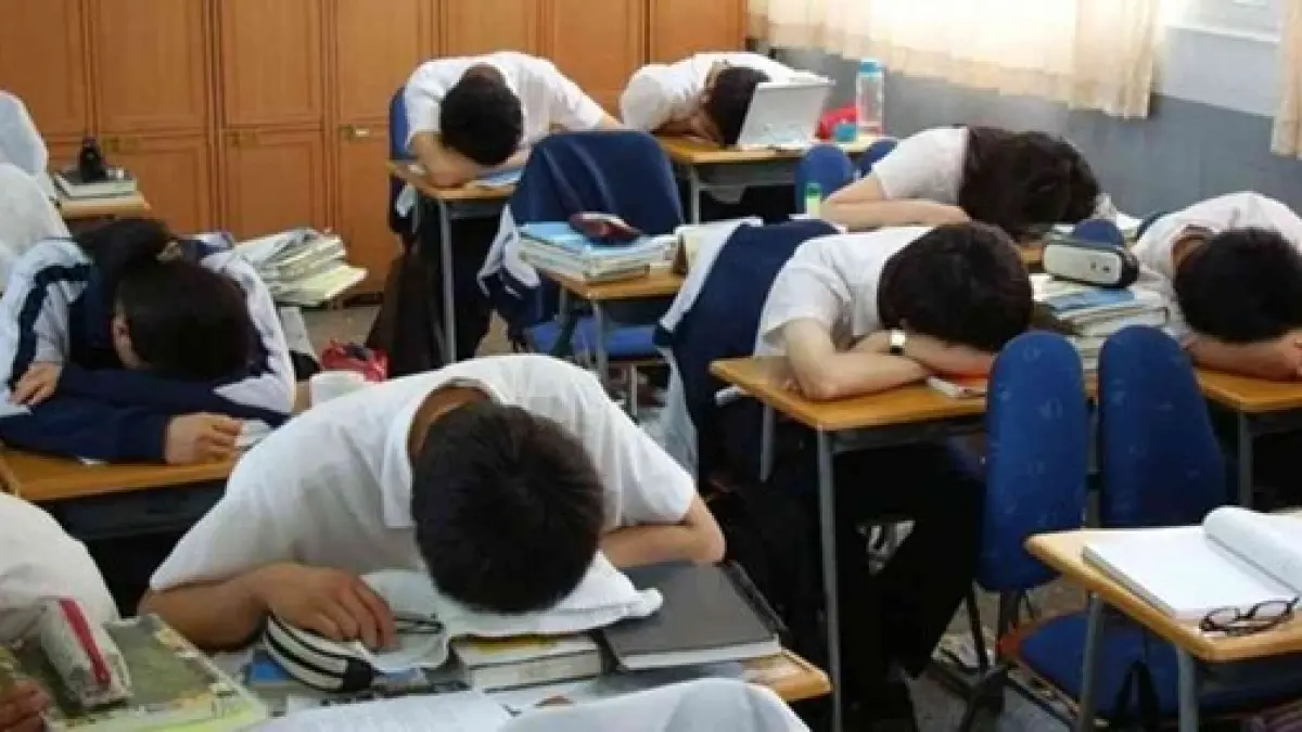 Siswa tidur di kelas (Sumber: S1 Pendidikan Guru Sekolah Dasar UNESA)