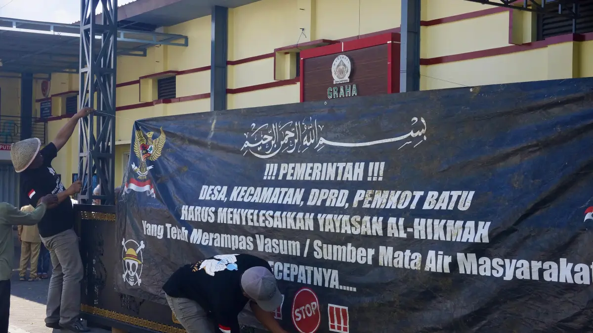 TUAI PROTES: Sejumlah warga Giripurno melakukan aksi protes dugaan eksploitasi sumber mata air di depan Kantor Desa Giripurno, Kecamatan Bumiaji beberapa waktu lalu.