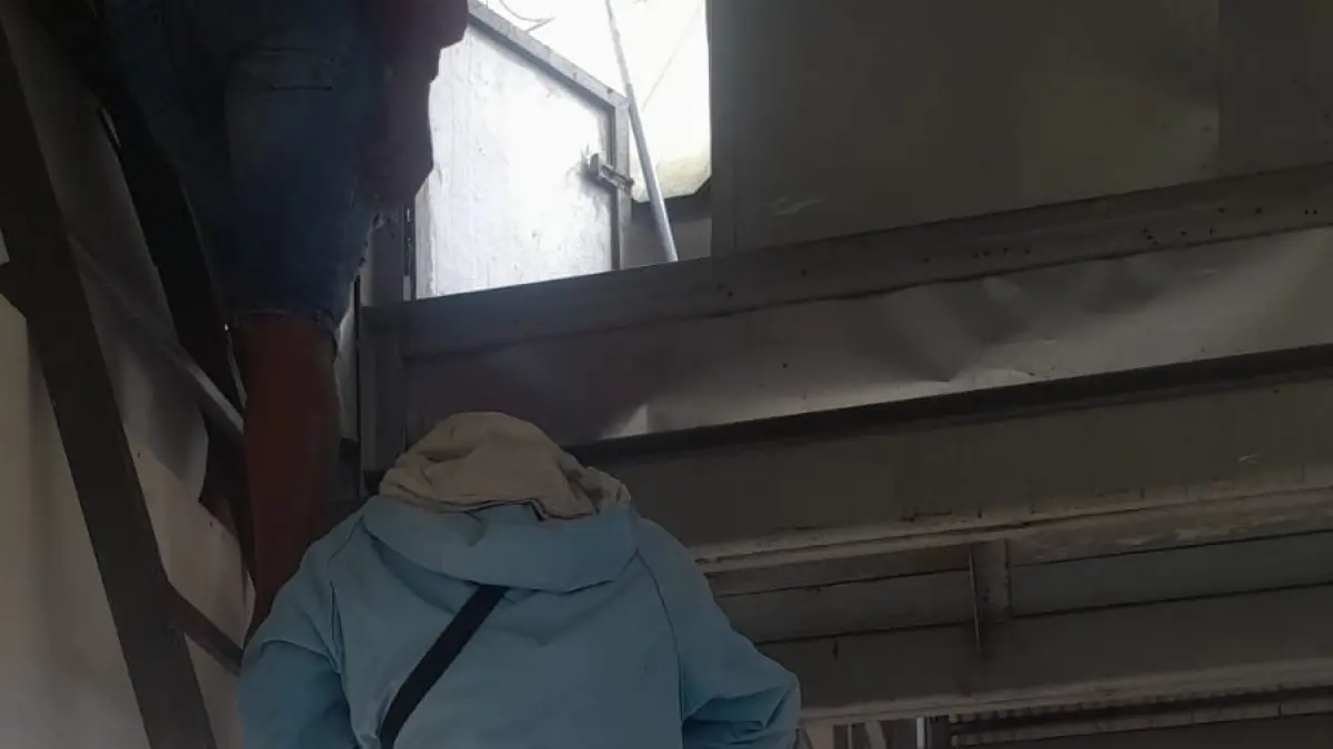 DIPERBAIKI: Salah seorang pekerja melakukan pembenahan pada talang air di Pasar Induk Among Tani beberapa hari lalu.
