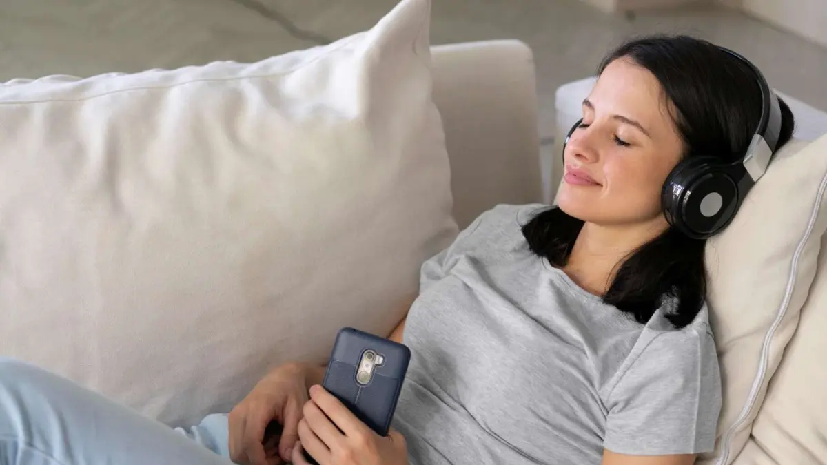 Ilustrasi Mendengarkan Musik saat Tidur (sumber foto: magnific)