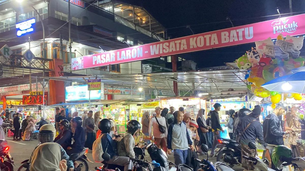 JADI ATENSI: Wisatawan memadati area pasar laron saat libur panjang beberapa waktu lalu.