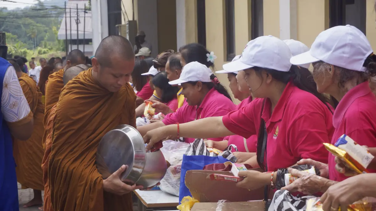 POTRET TOLERANSI: Beberapa umat Buddha dan warga setempat menggelar pindapata di Vihara Dhammadipa Amara, Kecamatan Junrejo kemarin (10/5).