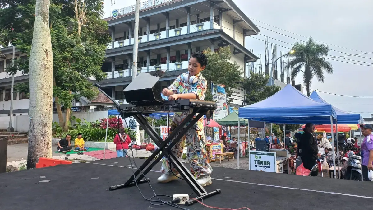 PUKAU PENGUNJUNG: DJ Cilik Abid Seiya menghibur pengunjung CFD Mbatu Sae kemarin pagi (10/5).