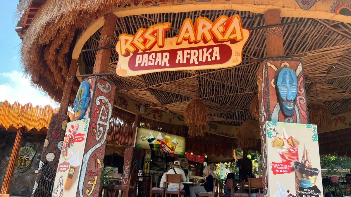 Rest Area Pasar Afrika di Jatim Park 2 menjadi tempat yang pas untuk beristirahat sejenak sambil menikmati camilan dan minuman dengan suasana tematik yang unik (Dokumentasi Pribadi: Sherly Agusta Nur Amalia/Radar Batu)