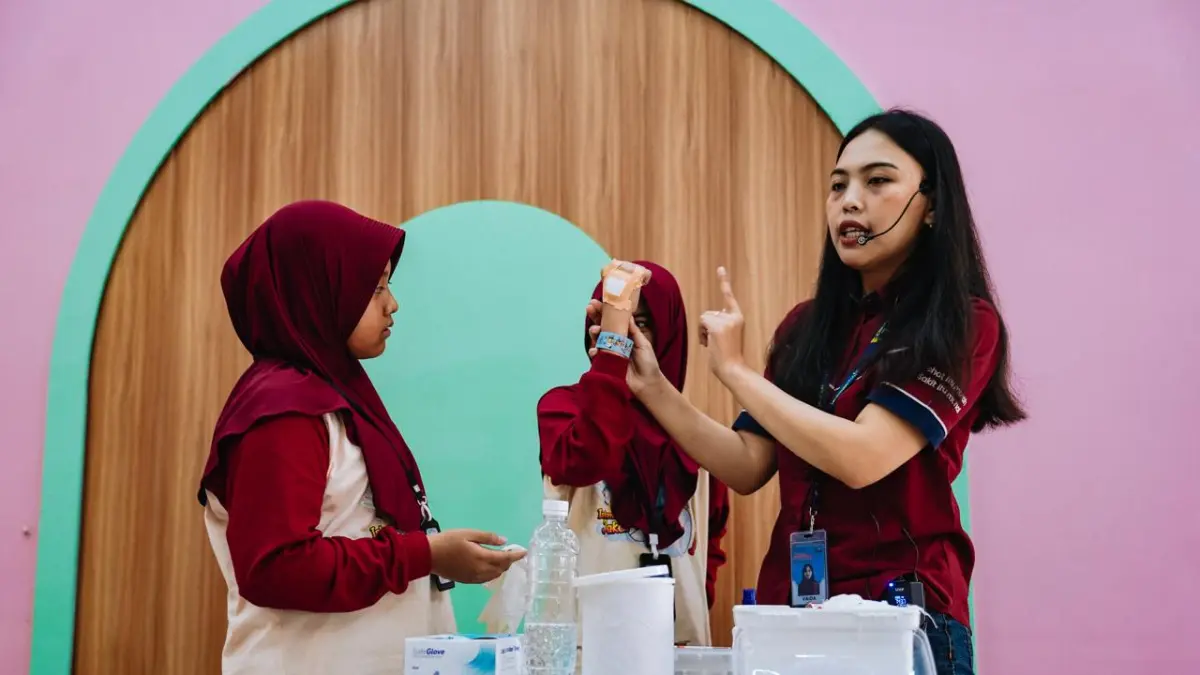 SIMULASI: Asisten Manajer Museum Tubuh dan Jatim Park 1 dr Novita Megawati memberikan sosialisasi dan simulasi penanganan luka ringan beberapa waktu lalu.