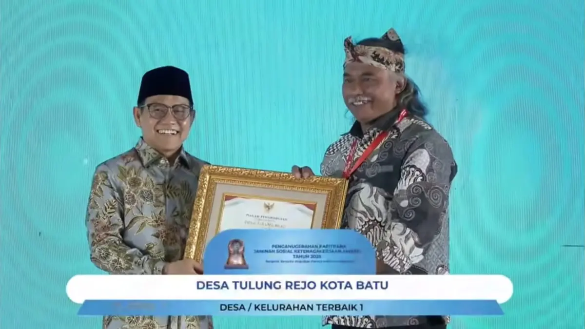 BERPRESTASI: Kades Tulungrejo Suliono (kanan) saat menerima piagam Paritrana Award dari Menteri Koordinator Bidang Pemberdayaan Masyarakat Muhaimin Iskandar (kiri) di Jakarta pada Jumat 8 April lalu. FOTO PEMDES TULUNGREJO FOR RADAR BATU