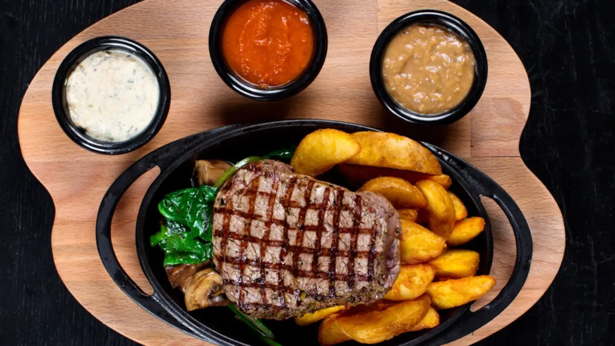 Ilustrasi steak dengan berbagai saus pendamping (freepik)