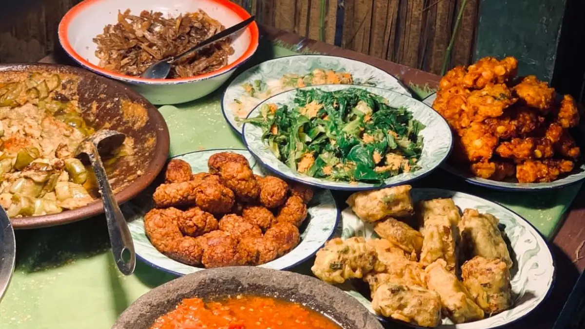 Menu prasmanan di Warung Bu Ani (Instagram @warungbuani_)