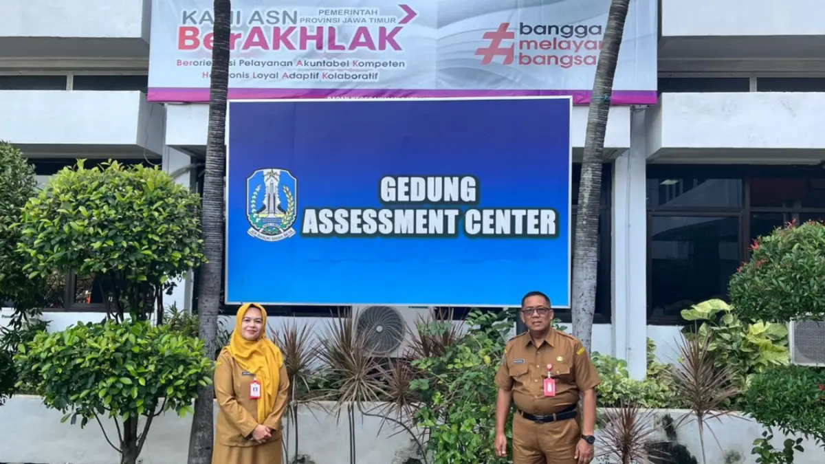 Pj Sekda Kota Batu Eko Suhartono mendampingi ujian di Kantor Badan Kepegawaian Daerah (BKD) Provinsi Jawa Timur, Surabaya Senin (11/5). (PANSEL SEKDA KOTA BATU FOR RADAR BATU)

