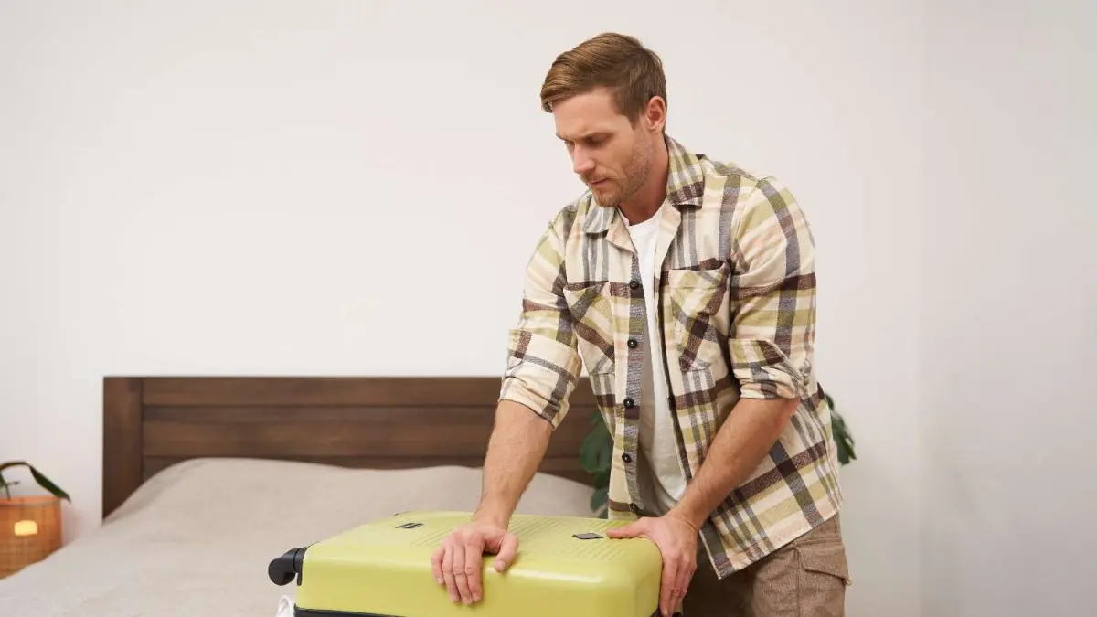 Ilustrasi overpacking koper (sumber foto: magnific)