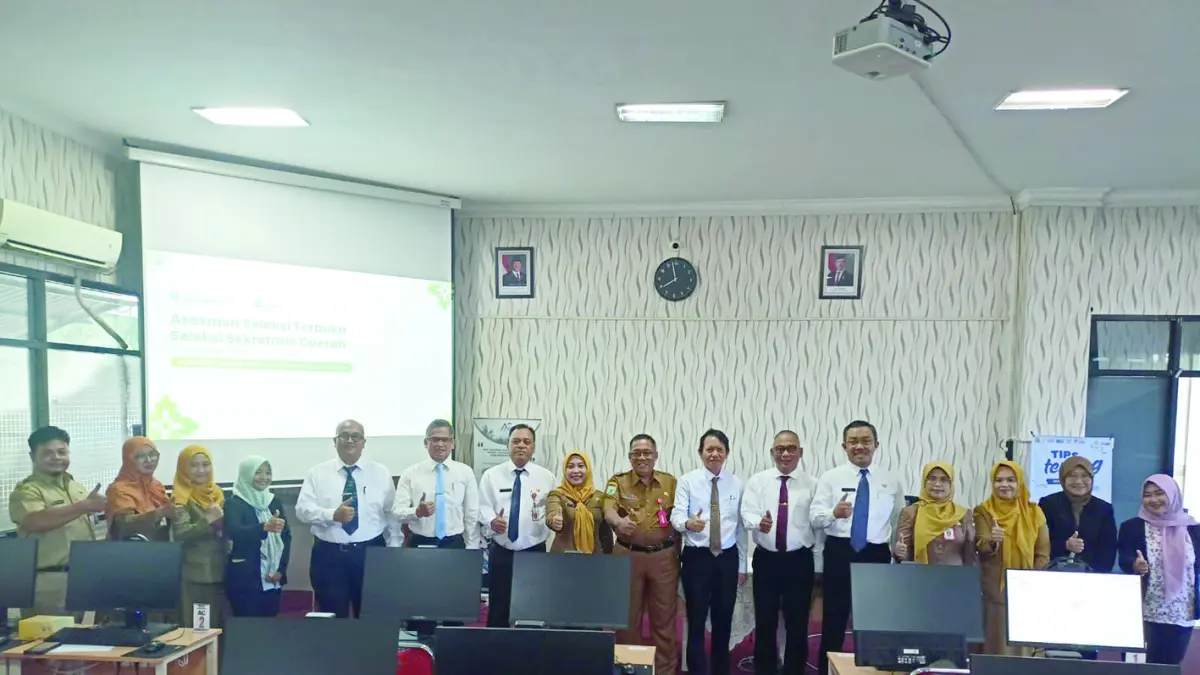 PROSES UJIAN: Sejumlah kandidat Sekda Kota Batu mengikuti ujian di Kantor Badan Kepegawaian Daerah (BKD) Provinsi Jawa Timur, Surabaya kemarin (11/5).