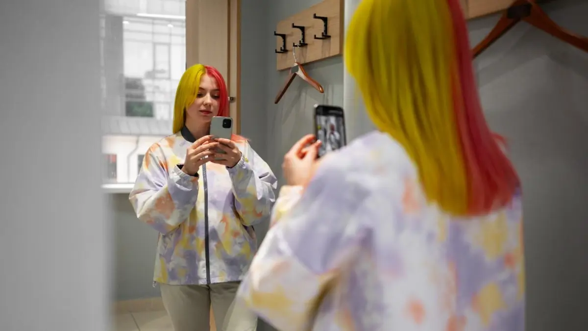 Ilustrasi Mirror Selfie (sumber foto: magnific)