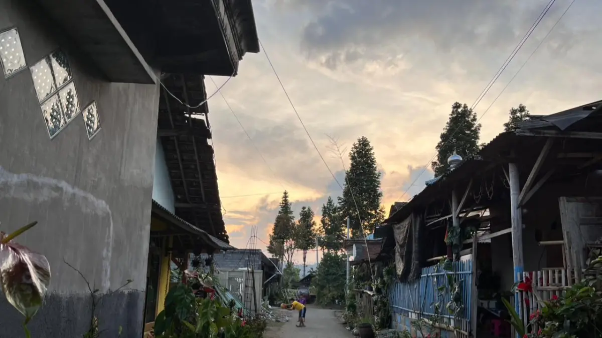 OBJEK SENGKETA: Dua orang anak kecil tengah bermain bola di kawasan lahan Dusun Junggo yang belum tuntas pembayaran ganti ruginya.