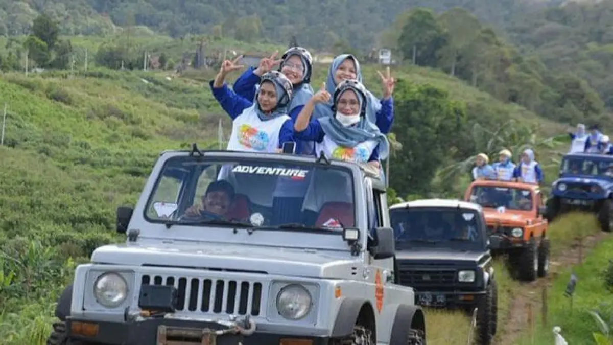 Pengunjung menikmati Fun Offroad Kebun 8. (Website: kebun8.com)