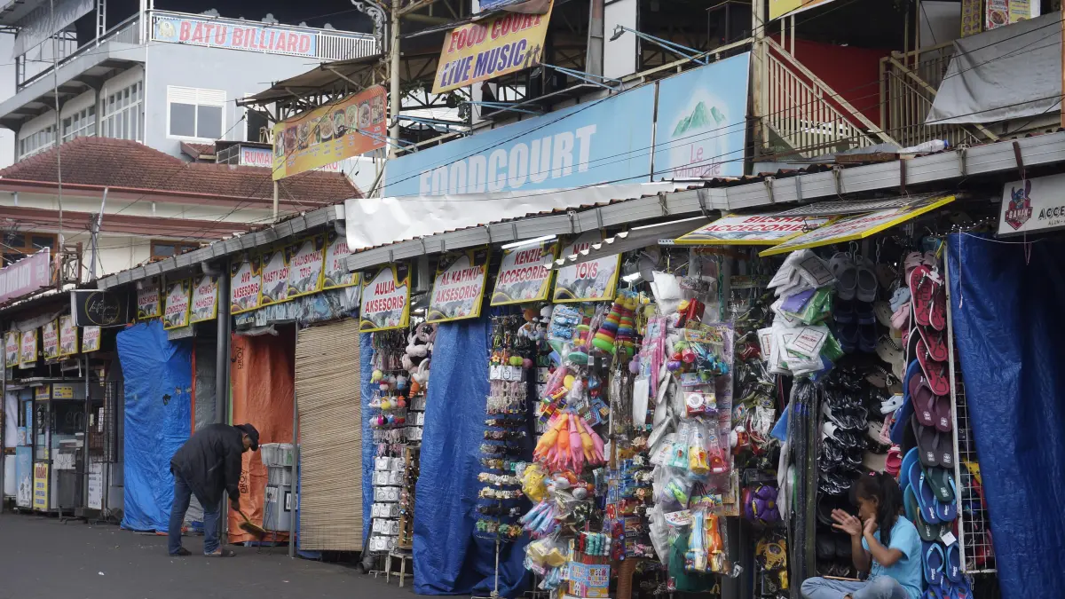 DISOROT: Sejumlah kios pedagang di area PKL Alun-Alun Kota Wisata Batu beroperasi sejak siang beberapa waktu lalu.