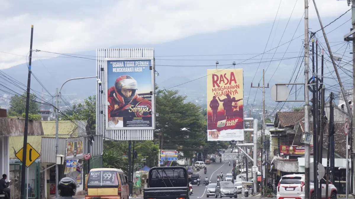 DITARGET PAJAK: Beberapa reklame tampak terpasang di Jalan Brantas, Kecamatan Batu beberapa hari lalu.