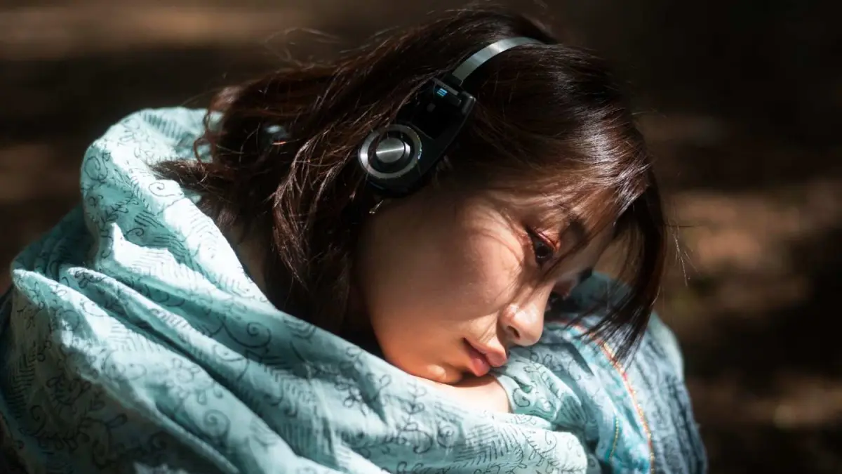 Ilustrasi mendengarkan lagu galau (sumber foto: magnific)