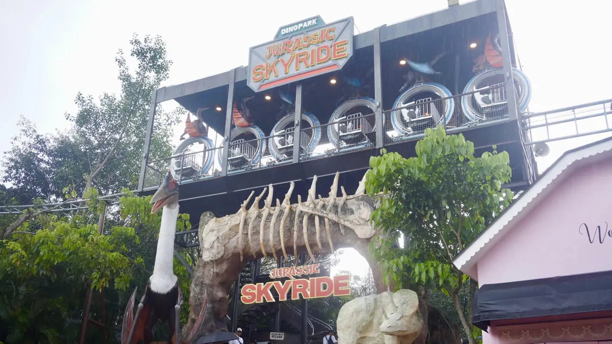 Pintu masuk Dinopark di Jawa Timur Park 3. (Rori Dinanda Bestari/Radar Malang)