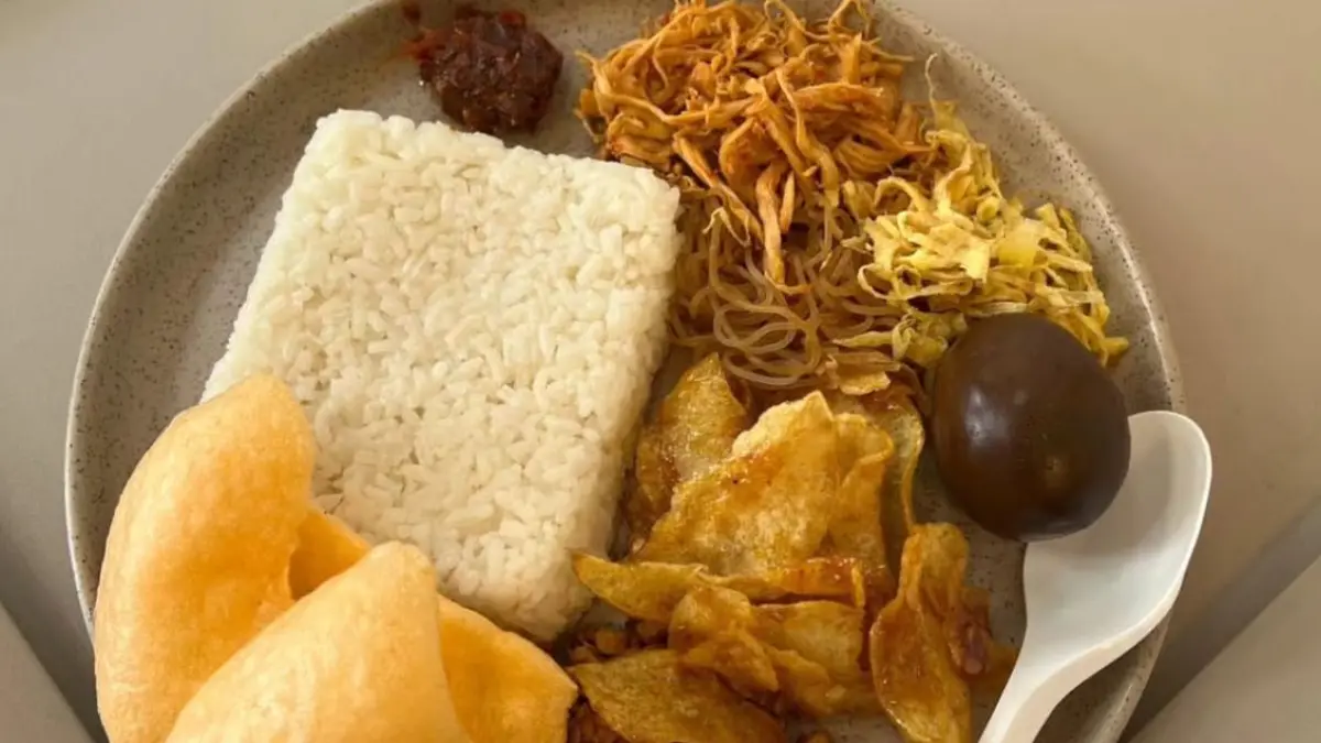 Salah satu menu di Nasi Uduk Bang Jenggot (Instagram @nasiudukbangjenggot)