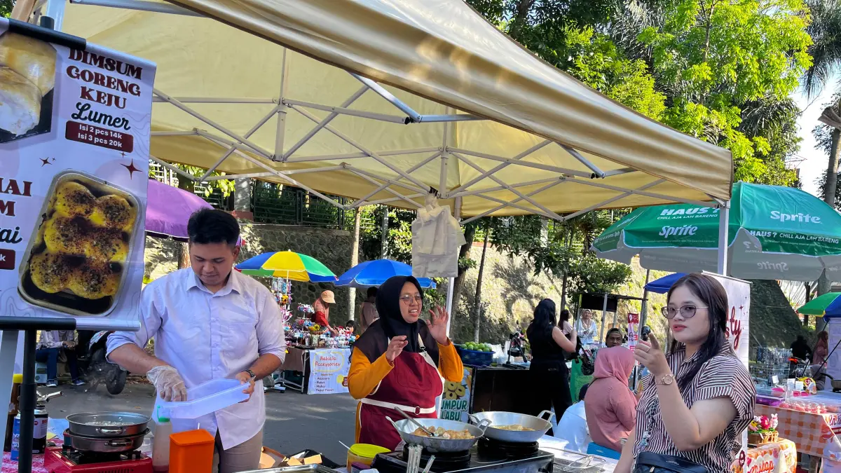WAJIB KANTONGI SH: Salah seorang pedagang di kawasan Car Free Day MBatu Sae menjajakan kudapan miliknya beberapa waktu lalu.