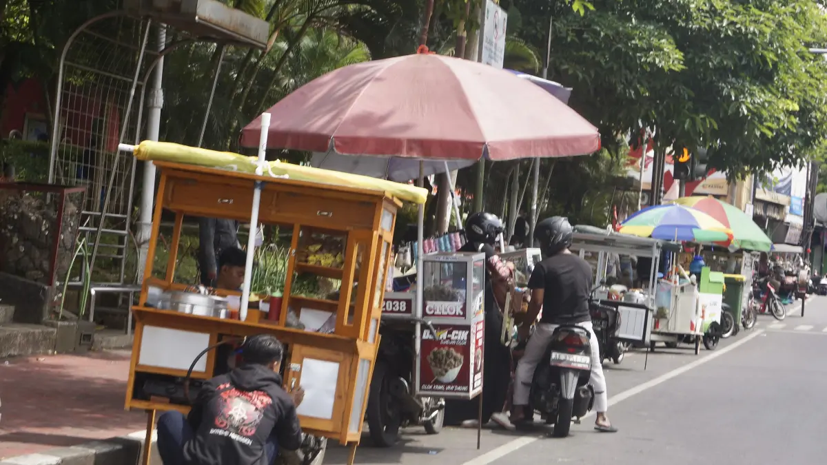 Deretan PKL liar di Alun-Alun Batu. (Rori Dinanda Bestari/Radar Batu)