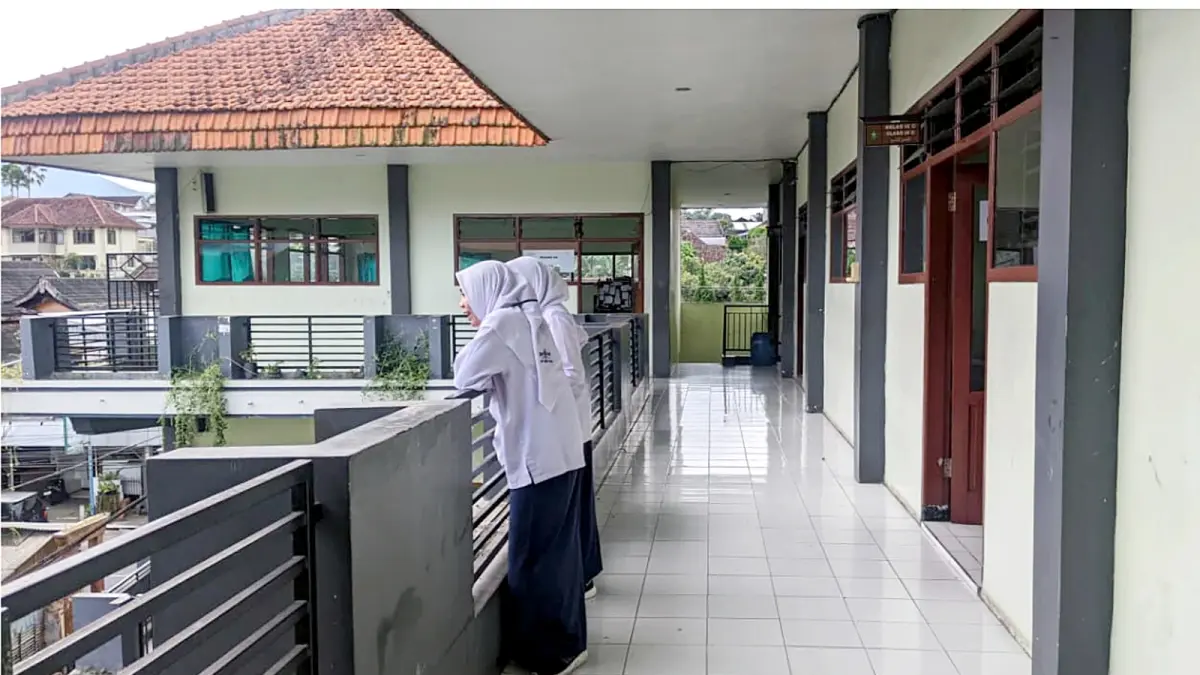 DISASAR BOSDA: Beberapa siswa SMP Raden Patah, Kecamatan Bumiaji bersantai di koridor kelas beberapa waktu lalu.


