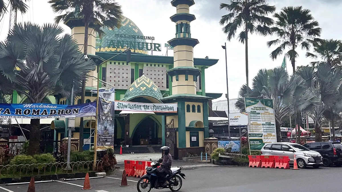JADI OBJEK WAKAF: Beberapa pengendara tampak melintas di kawasan Masjid Agung An-Nuur di Jalan Gajah Mada, Kelurahan Sisir, Kecamatan Batu beberapa waktu lalu.  