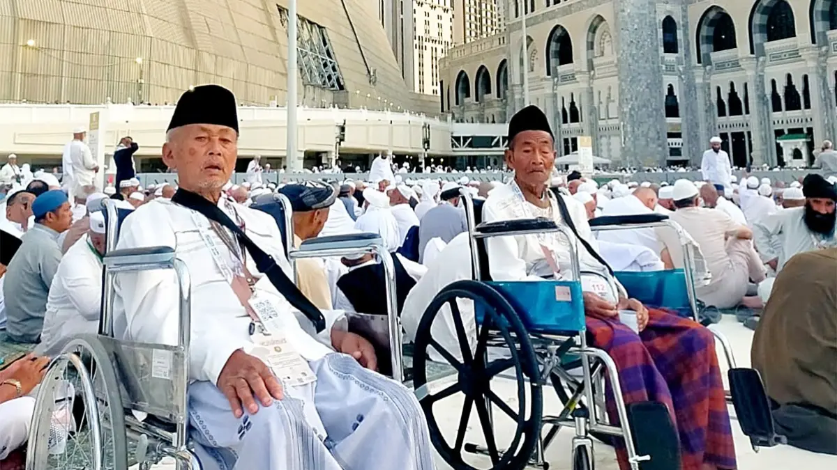 KHIDMAT: Jemaah haji asal Kota Batu saat mulai memasuki Makkah untuk umrah sunah.

