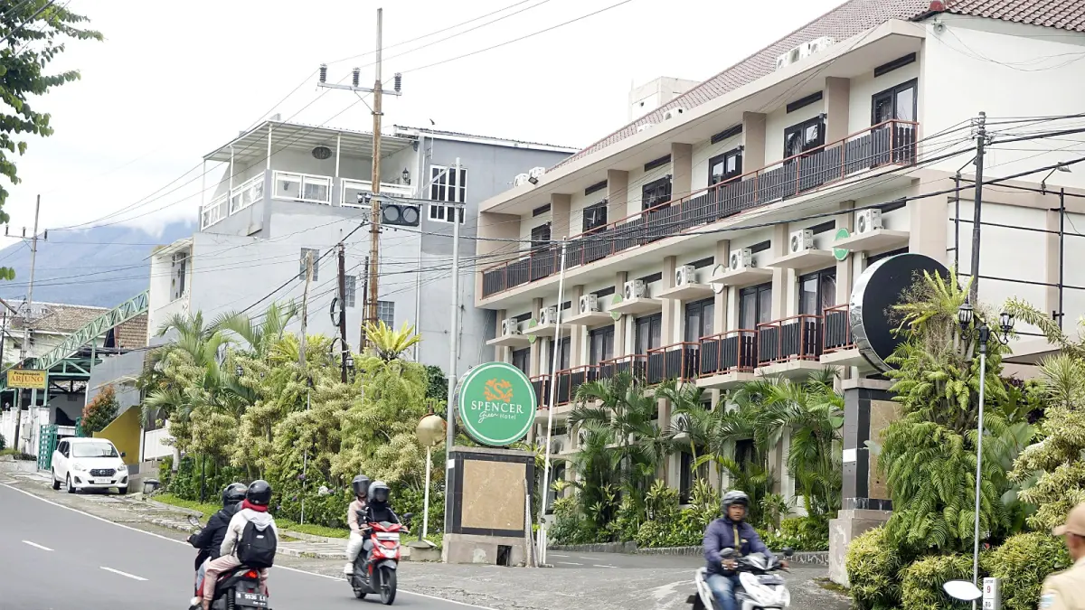 OKUPANSI STAGNAN: Sejumlah hotel di Jalan Imam Bonjol, Kecamatan Batu masih tampak sepi kemarin (14/5).

