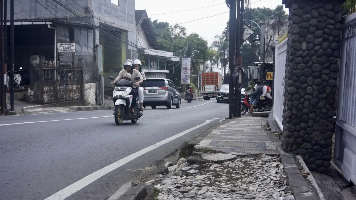 BAKAL DIREVITALISASI: Kondisi trotoar di Jalan Abdul Ghani, Kelurahan Ngaglik kurang representatif. Tahun ini bakal dibangun trotoar di ruas tersebut.