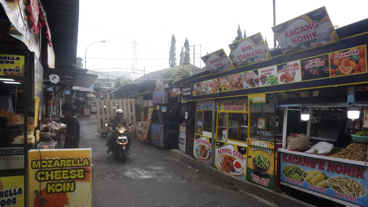 JADI SOROTAN: Sejumlah stan pedagang di Pasar Kuliner Alun-Alun Kota Batu sudah mulai beroperasi sejak siang beberapa waktu lalu.