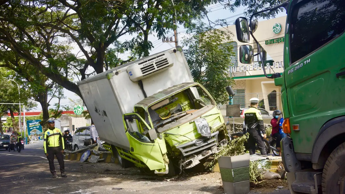 LAKA LANTAS: Truk Hino menabrak dan tersangkut di median jalan Ir Soekarno, Kecamatan Junrejo pada 8 Mei lalu akibat sopir mengantuk.