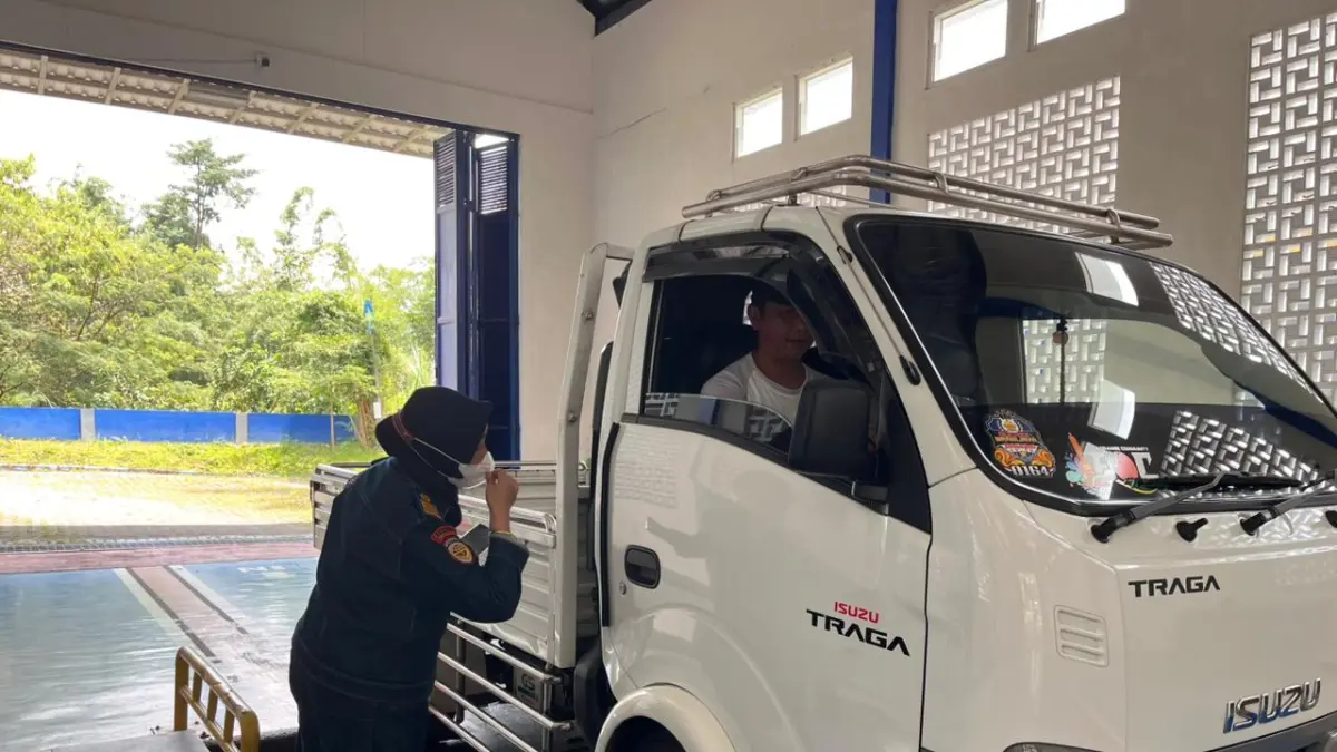 PROSES UJI: Salah seorang petugas menguji kendaraan di UPTD Pengujian Kendaraan Bermotor Kota Batu beberapa waktu lalu.