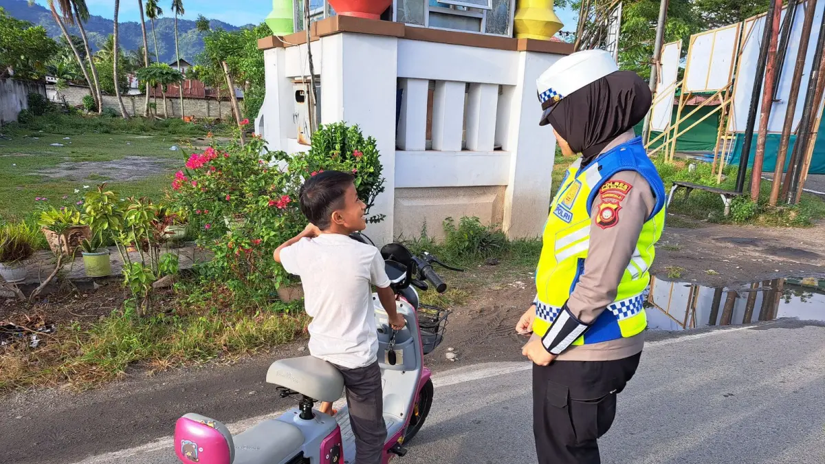 Anak kecil mengendarai sepeda listrik (X/satlantasbonbol)