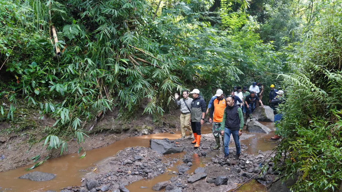BAKAL DINORMALISASI: Wali Kota Batu Nurochman meninjau Sungai Krecek usai banjir luapan beberapa waktu lalu.