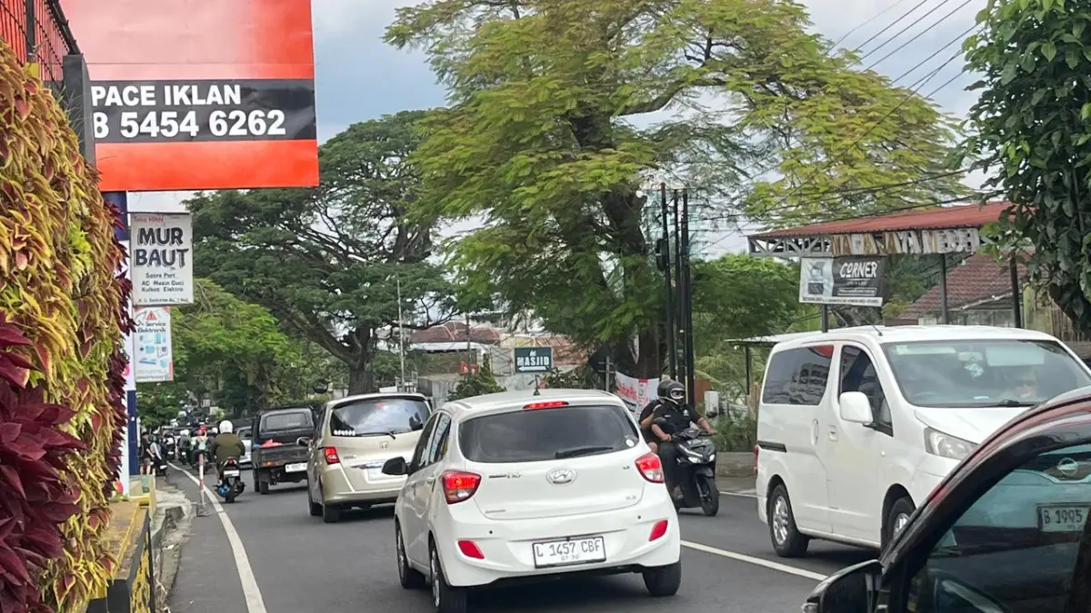 PADAT: Kondisi Jalan Ir. Soekarno tampak ramai lancar pada hari pertama libur panjang akhir pekan Kamis lalu (14/5).