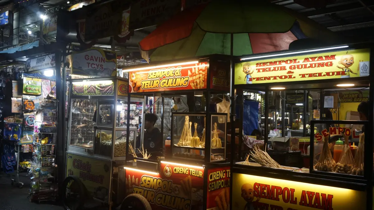 JADI ATENSI: Beberapa wisatawan memadati lapak kawasan kuliner di Alun-Alun Kota Wisata Batu beberapa waktu lalu.