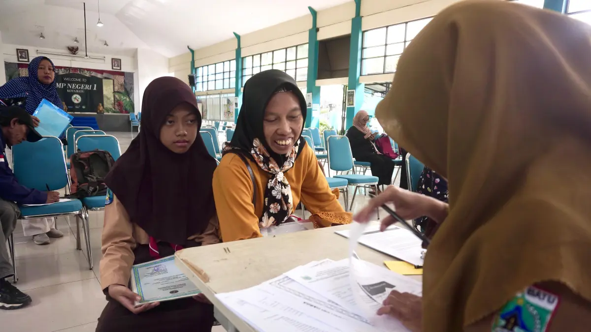 JALUR AFIRMASI: Sejumlah orang tua mendampingi calon siswa melakukan verifikasi berkas pendaftaran di SMPN 1 Batu kemarin pagi (18/5).
