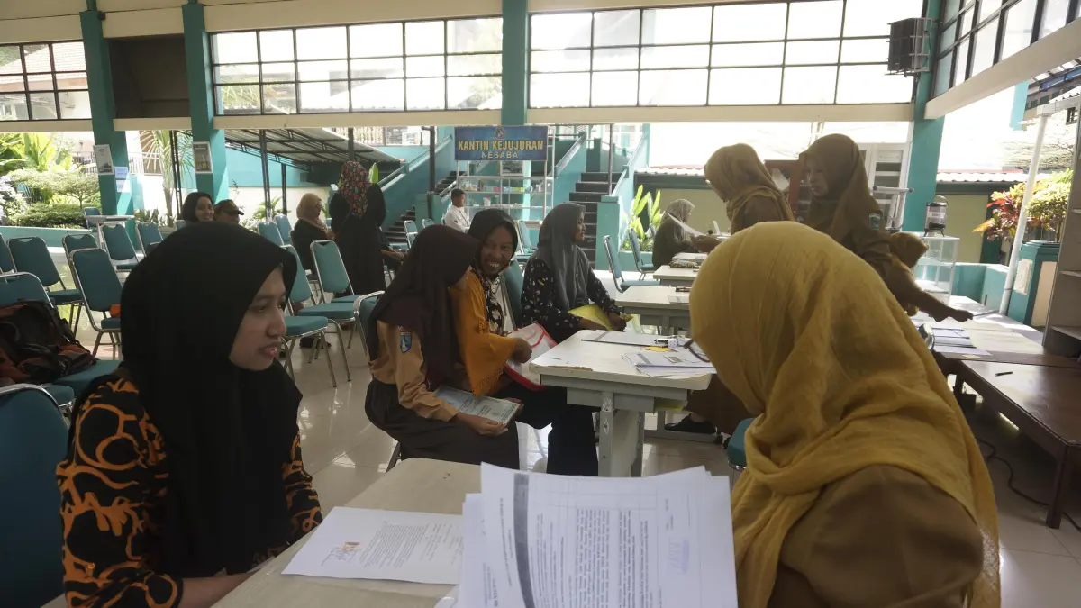 Pendaftaran jalur afirmasi di SMPN 1 Batu pagi ini (18/5). (Rori Dinanda Bestari/Radar Malang)