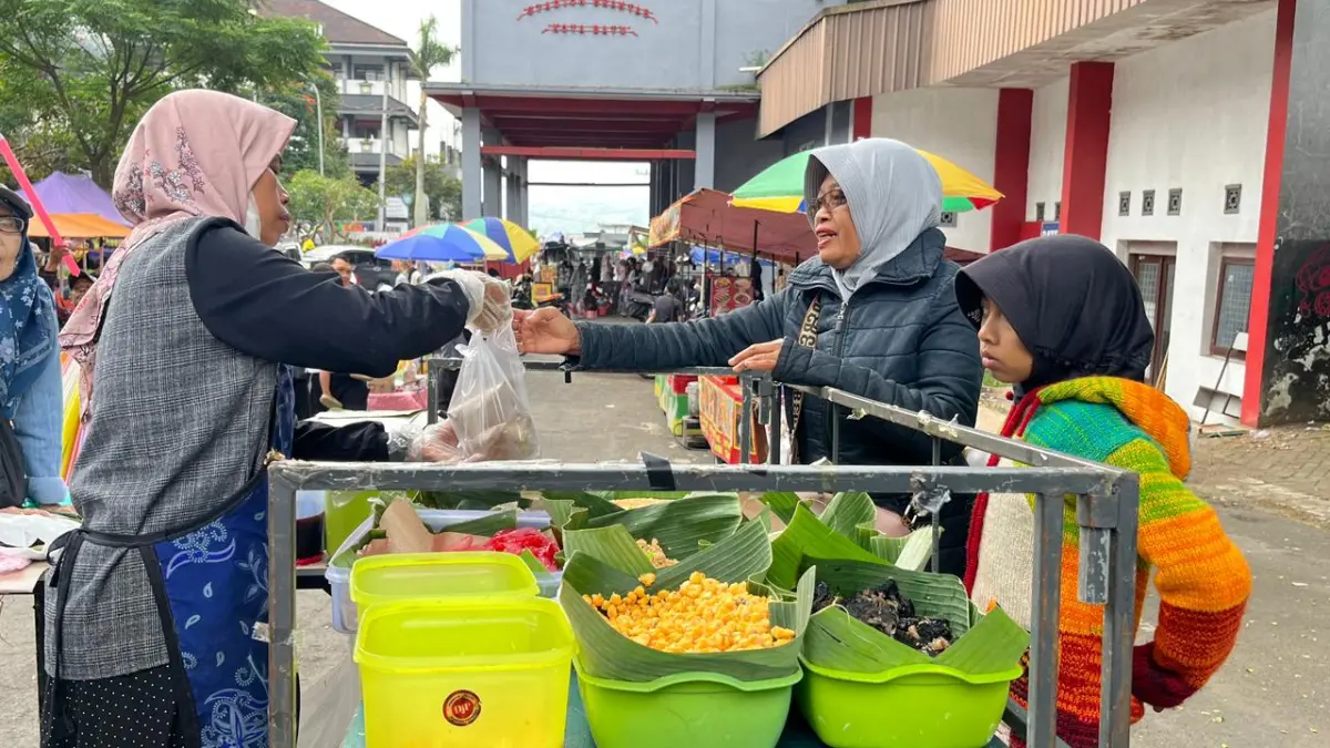 RAMAI: Pengunjung Car Free Day Mbatu Sae membeli jajanan tradisional seetelah olahraga kemarin (17/5). 